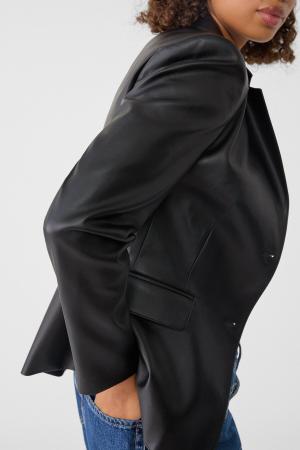 Body-hugging faux leather blazer