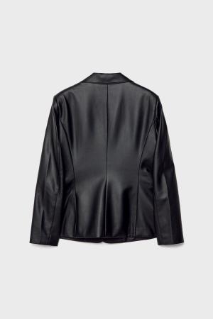 Body-hugging faux leather blazer